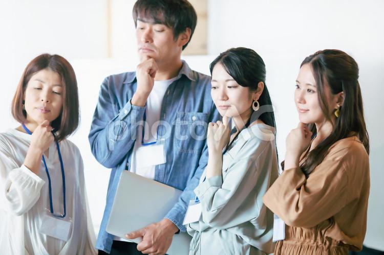困る男女の会社員 クリエイター,se,ウェブデザイナーの写真素材
