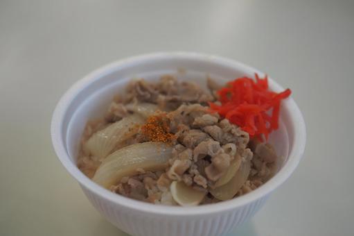 使い捨て容器に入った牛丼 使い捨て容器に入った牛丼の写真