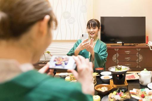 旅行 夕飯 旅館 旅行 夕飯 旅館 女性,人物,日本人の写真素材