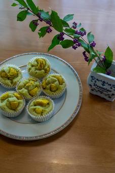 栗の抹茶マフィンと紫の実 マフィン,抹茶マフィン,栗マフィンの写真素材