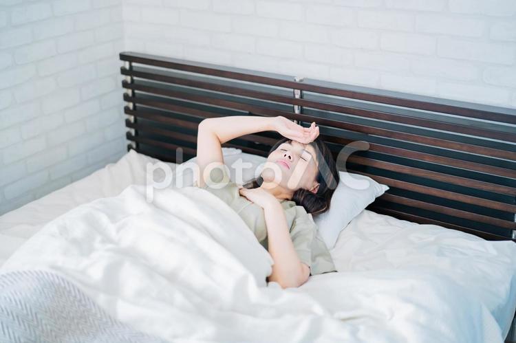睡眠障害・眠れないミドル世代の女性　 頭痛,発熱,不眠症の写真素材