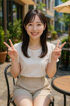カフェのテラス席でピースサインの女性 カフェのテラス席でピースサインの女性の写真