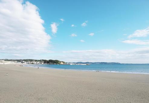 由比ヶ浜海岸から和賀江島を望む風景 由比ヶ浜海岸から和賀江島を望む風景の写真