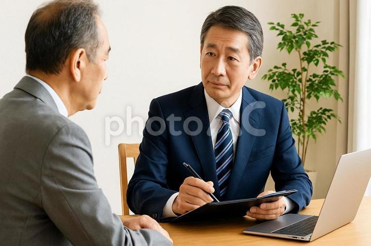 金融機関担当者（中高年）が社長と経営相談 経営相談,金融機関,社長の写真素材