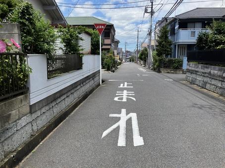 住宅街の一時停止標識 路面標示 住宅街の一時停止標識 路面標示 一時停止,標識,路面の写真素材