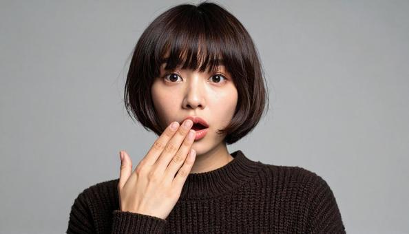 口を手で覆う女性 驚き01 口を手で覆う女性 驚き01の写真