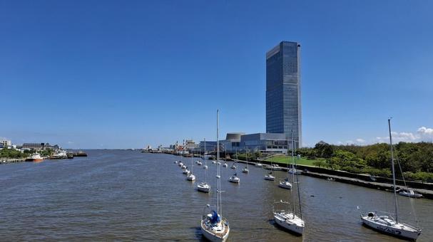 ヨットハーバーと青空とビル ヨットハーバーと青空とビル ヨットハーバー,停泊,マリーナの写真素材