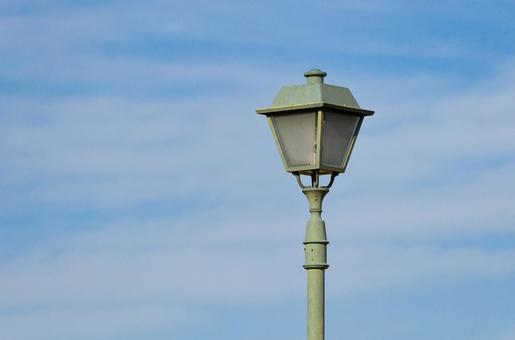 青空と古びた街灯 青空と古びた街灯 街灯,灯り,街路灯の写真素材