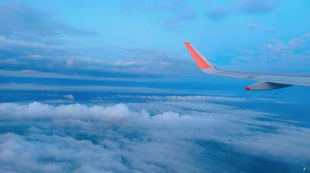 飛行機の窓からの景色 飛行機の窓からの景色の写真