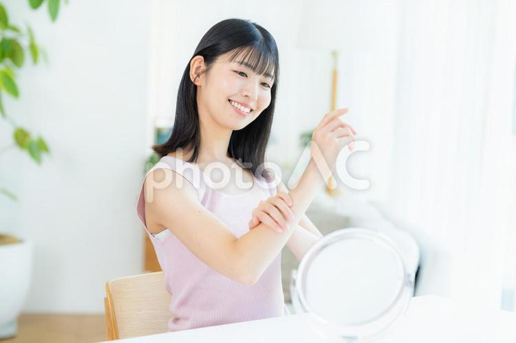 スキンケアをする女性 美容,スキンケア,ムダ毛処理の写真素材