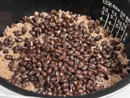 炊飯器の中の炊きたて赤飯 炊きたて赤飯,美味しい,食べ物の写真素材