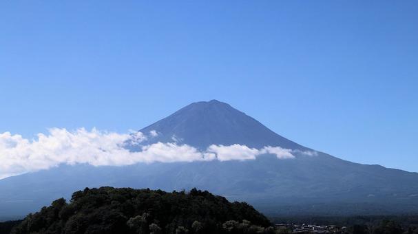 河口湖畔から望む初秋の富士山 河口湖畔から望む初秋の富士山の写真
