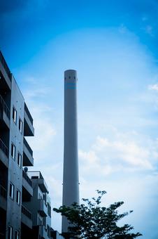 青空と雲と煙突３ 青空,雲,煙突の写真素材