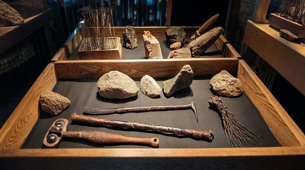 石器時代の道具の展示 石器時代の道具の展示の写真