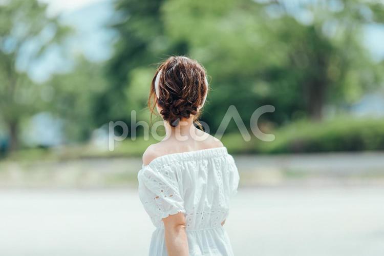 緑の中にいる女性 まとめ髪,ヘアセット,女性の写真素材