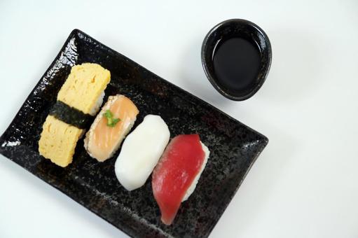 寿司と醤油のセット 寿司と醤油のセット 寿司,醤油,黒皿の写真素材