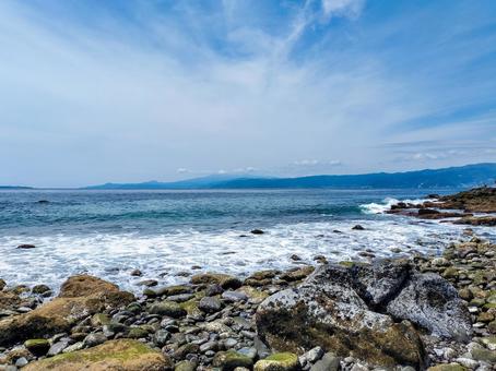真鶴岬の三ツ石海岸から西側の眺望 真鶴岬の三ツ石海岸から西側の眺望の写真