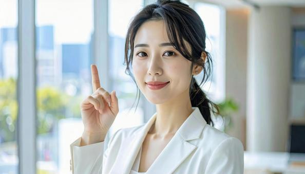 自信のある表情で指さすビジネス女性 自信のある表情で指さすビジネス女性の写真
