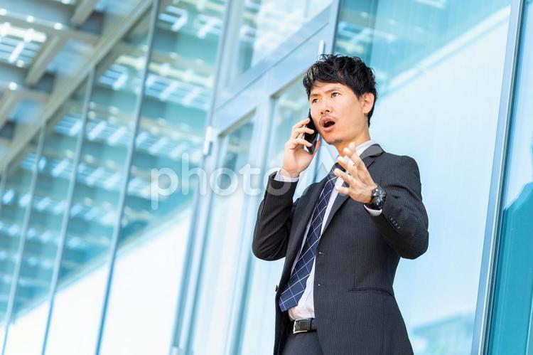 スマホで通話をする男性ビジネスマン 男性,ビジネス,ビジネスマンの写真素材