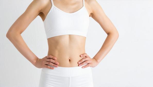 スポーツブラを着た女性のクロースアップの写真