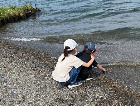 水辺で遊ぶきょうだい 水辺で遊ぶきょうだいの写真