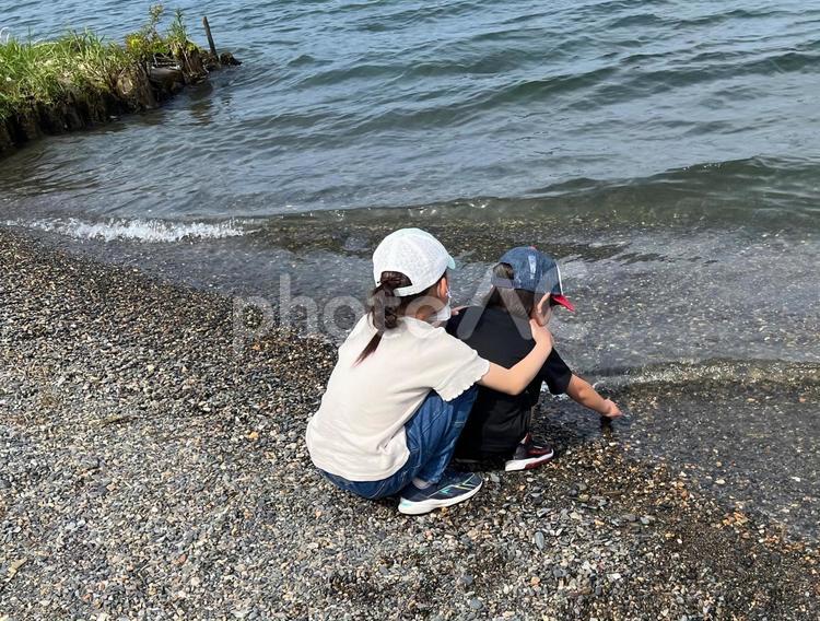 水辺で遊ぶきょうだい きょうだい,姉弟,姉の写真素材