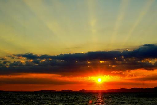 光芒につつまれて 光芒につつまれて 夕日,夕陽,夕焼けの写真素材