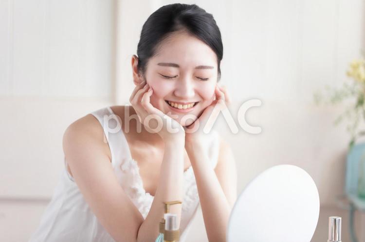スキンケアする女性 スキンケア,メイク,化粧の写真素材