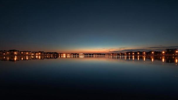 静寂な水面に輝く夜景 静寂な水面に輝く夜景の写真