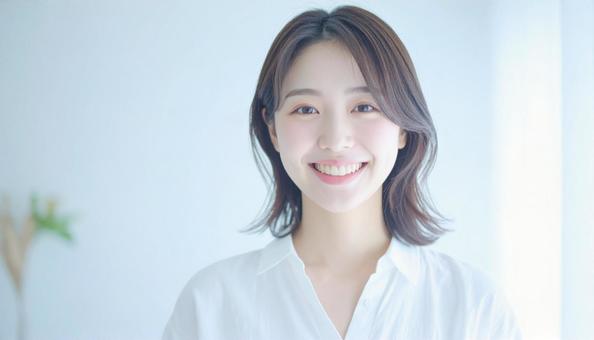清潔感のあるカメラ目線の女性 清潔感のあるカメラ目線の女性の写真