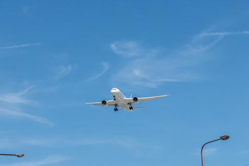 福岡空港に向かう夏の午後の航空機 福岡空港に向かう夏の午後の航空機の写真