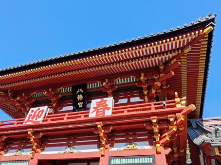 青空に映える朱色の門 青空に映える朱色の門 朱色,神社仏閣,建築の写真素材