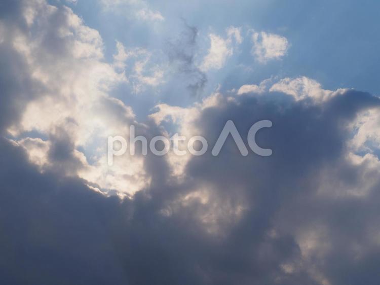 夕暮れ　雨雲 雨雲,天気の変わり目,暗雲の写真素材