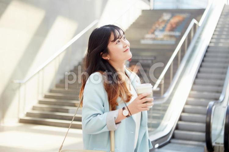 テイクアウトのコーヒーを飲む日本人女性13 女性,日本人,アジア人の写真素材