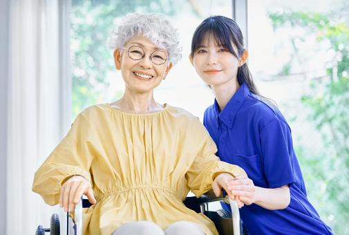 介護士と車椅子の女性 高齢者 施設 介護士と車椅子の女性 高齢者 施設 訪問介護,介護,高齢の写真素材