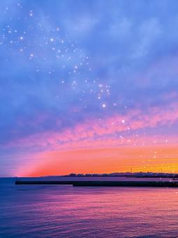 光舞う夕暮れの幻想的な海景色 光舞う夕暮れの幻想的な海景色 夕暮れ,夜景,キラキラの写真素材