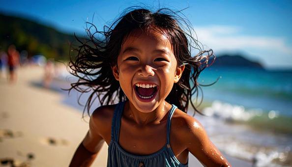 夏休み、海水浴で笑顔で遊ぶ子供 夏休み、海水浴で笑顔で遊ぶ子供の写真