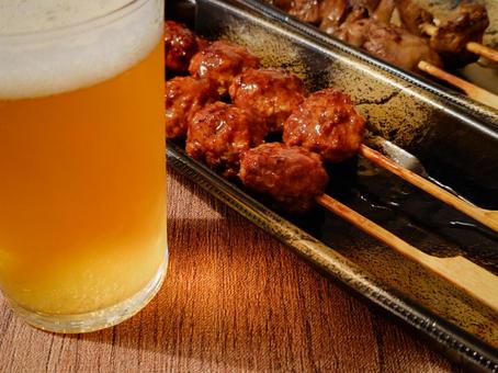 スーパーの焼き鳥とビール2 焼き鳥,ビール,おつまみの写真素材
