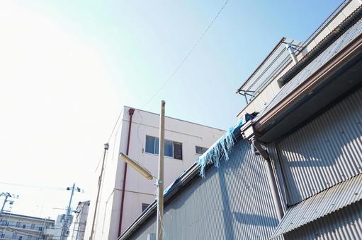 破れたブルーシート ボロボロ,砕ける,ブルーシートの写真素材