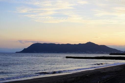 真夏の夕焼けがかかる函館山 真夏の夕焼けがかかる函館山 海,風景,函館山の写真素材