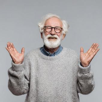 元気いっぱいのジェスチャーをする高齢男性 元気いっぱいのジェスチャーをする高齢男性の写真