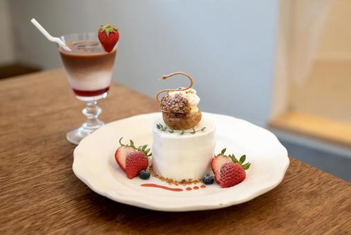 苺が彩るケーキと苺ロイヤルミルクティー ケーキ,いちご,シュークリームの写真素材