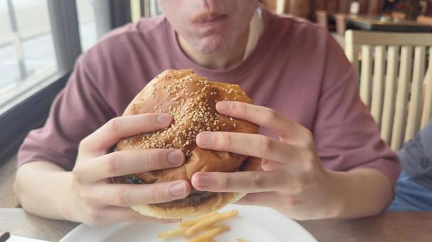 海沿い鎌倉のテラスで食べたハンバーガー 海沿い鎌倉のテラスで食べたハンバーガー ハンバーガー,カフェ,テラスの写真素材
