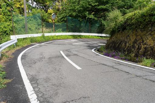 新緑の山間を縫う峠道(ヘアピンカーブ) 新緑の山間を縫う峠道(ヘアピンカーブ) 峠道,山道,カーブの写真素材