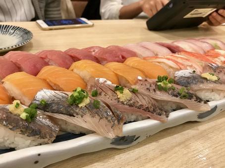 色とりどりの握り寿司盛り合わせ 色とりどりの握り寿司盛り合わせ 寿司,盛り合わせ,和食の写真素材