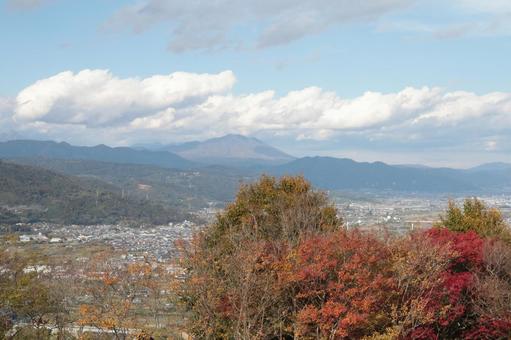 紅葉のはじまる山里の写真