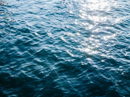 波のうねりと光の写真