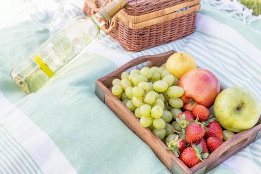 トレイの中のたくさんのフルーツとワインボトル フルーツ,食べ物,ピクニックの写真素材
