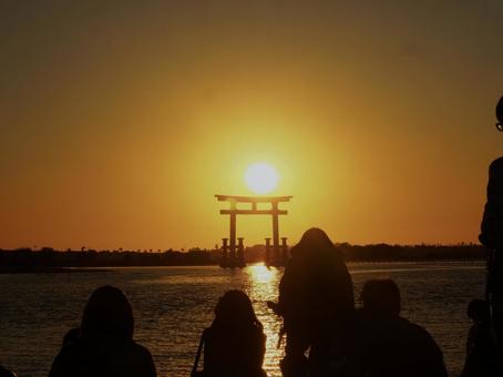 みんなで観る弁天島のゆうひ 海,空,シルエットの写真素材