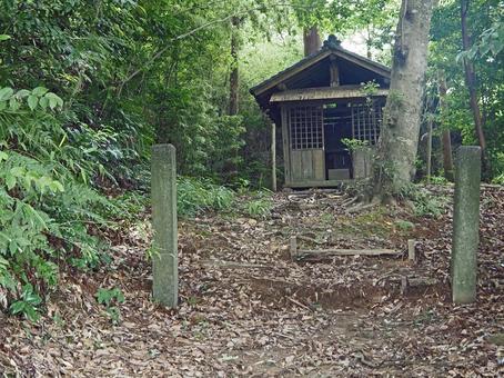 山奥にポツンと建つ神社 山奥にポツンと建つ神社の写真